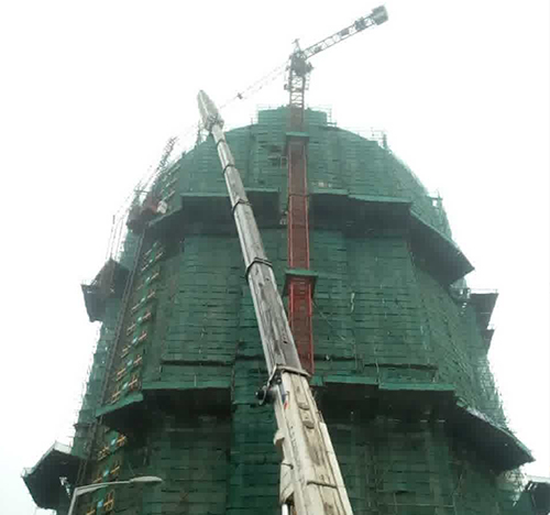 湘乡吊车在工地上作业